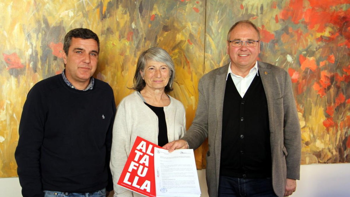 L'alcalde d'Altafulla, Fèlix Alonso amb la regidora d'Urbanisme, Marisa Méndez-Vigo, i el representant de l'empresa, Jose Enrique Romeu.