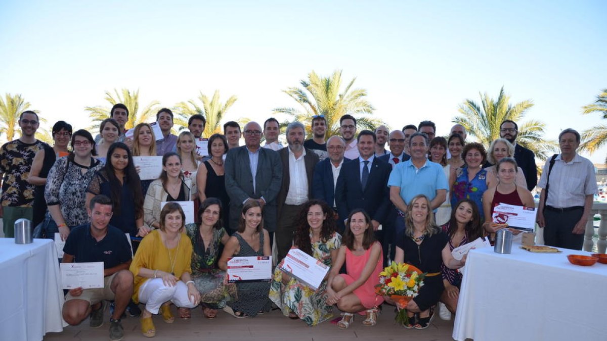 Foto de família de l'acte celebrat ahir a la tarda.