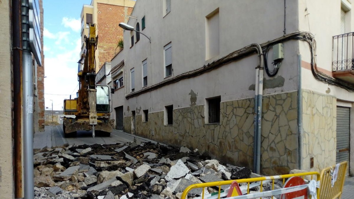 Las obras se realizan con el fin de renovar la calle a causa de su estado de deterioro y los constantes escapes de agua que se producían.