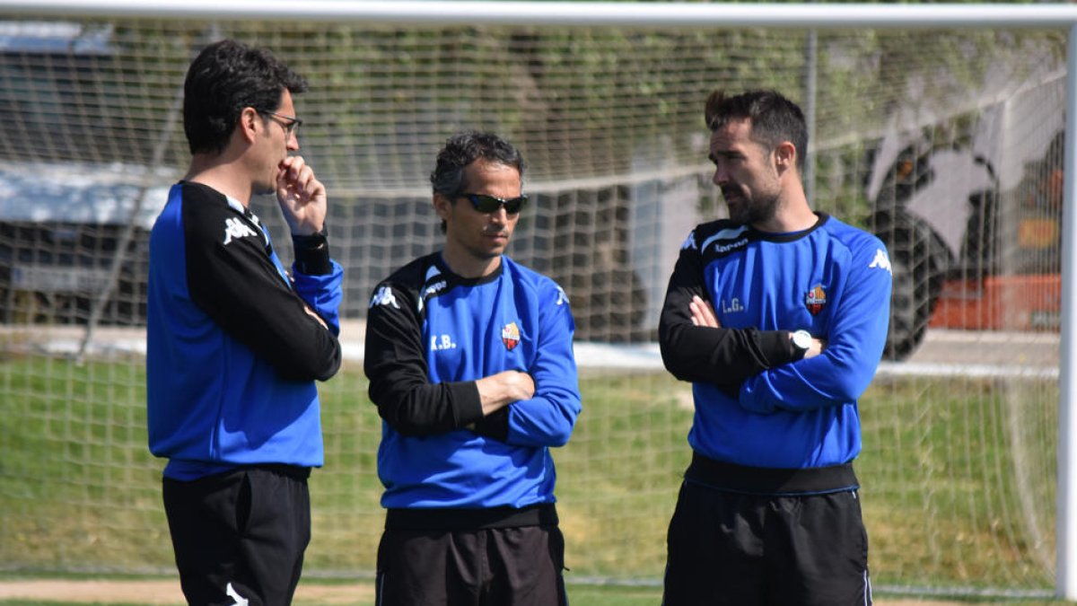Al centre de la imatge, Xavi Bartolo i, a la dreta de la fotografia, Aritz López Garai, actual primer entrenador del Reus.