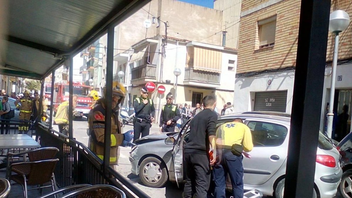 Imagen del coche que ha chocado contra la terraza de un bar en Bonavista.