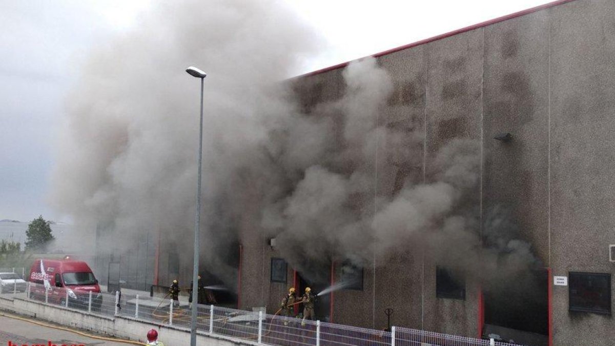 Els bombers estan treballant des de les cinc del matí