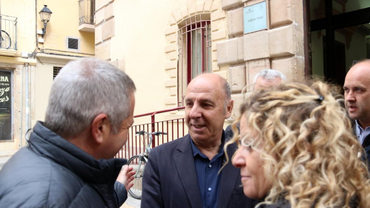 L'alcalde de l'Ampolla, Francesc Arasa, davant dels jutjats de Tortosa.