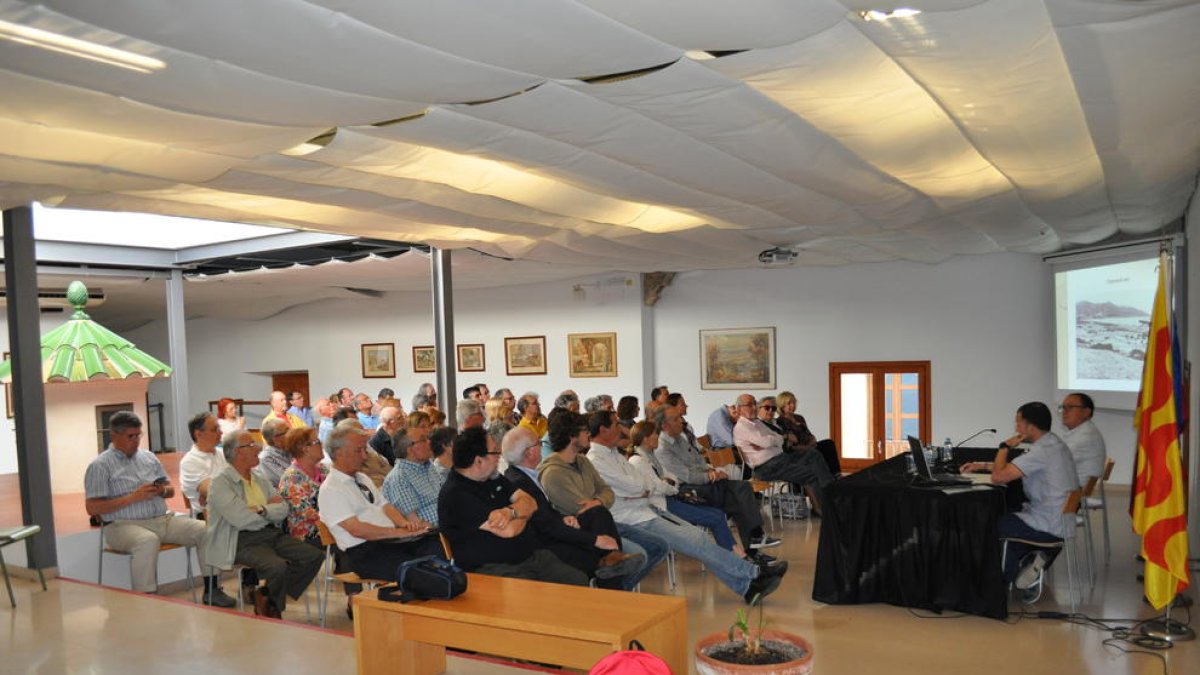 Una imatge de la conferència d'Alfredo Redondo a Casa Canals sobre les commemoracions del Setge de Tarragona.