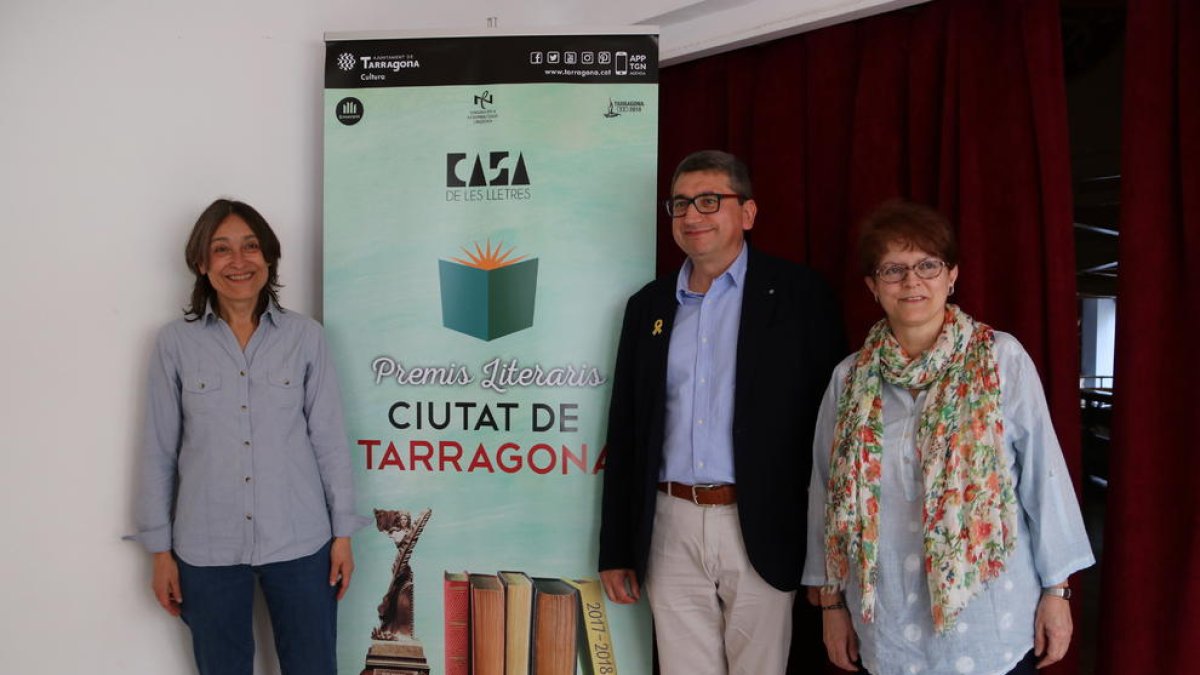 Pla mig dels guardonats dels Premis Literaris Ciutat de Tarragona, Lídia Álvarez, M. Victòria Lovaina i Marc Capdevila.