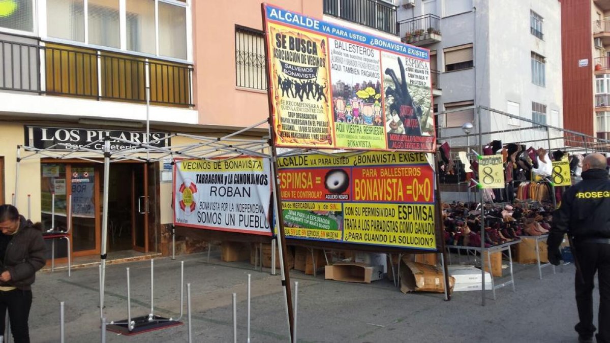 Taules cap per avall a la terrassa del bar Los Pilares de Bonavista