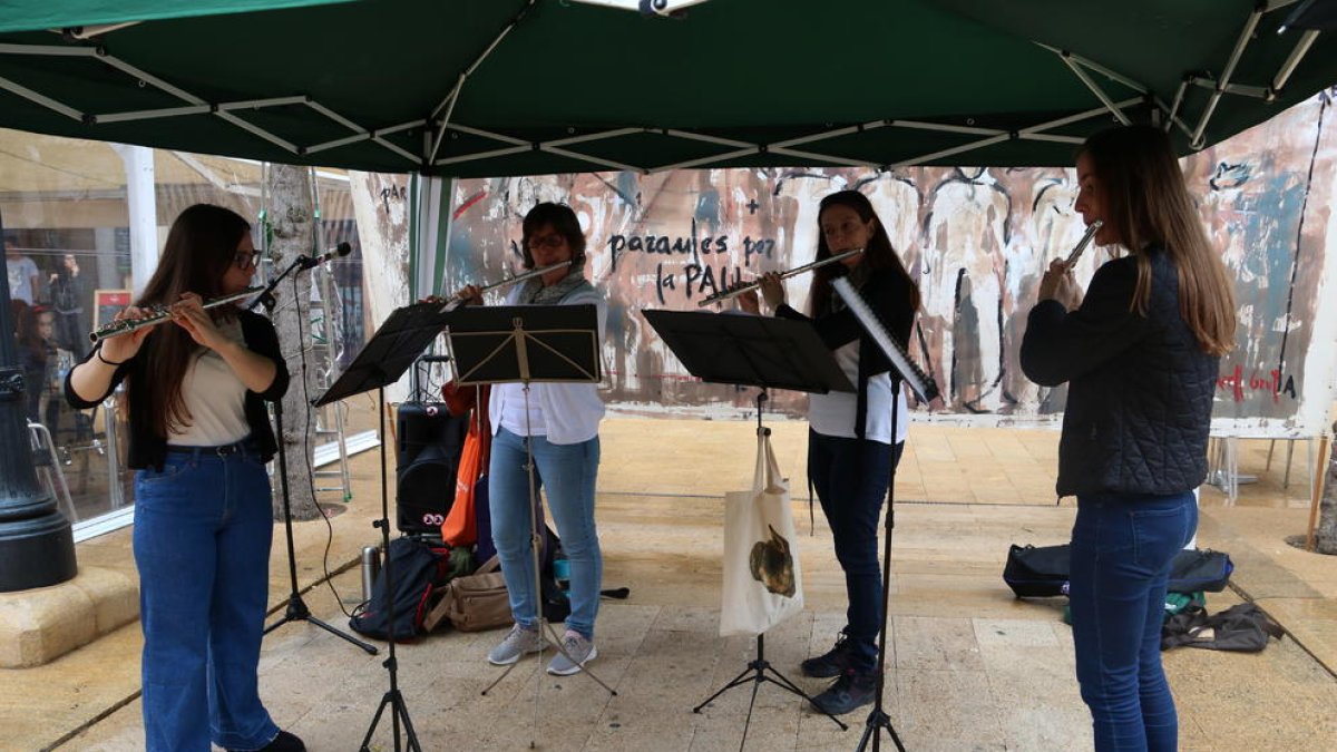 Pla general dels músics del grup de flauta Isabel Serra Bargalló en l'actuació musical durant la trobada mensual de 'Paraules per la Pau', organitzada per la Coordinadora Tarragona Patrimoni de la Pau