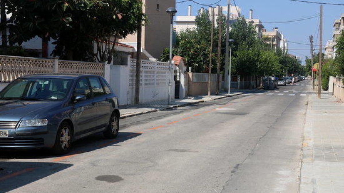 Un carrer del barri de la platja del nucli de Segur de Calafell amb places d'aparcament de zona taronja.