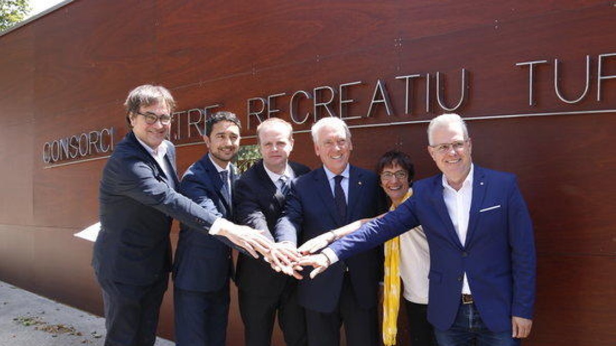 El secretario de Hacienda, Albert Castellano, con el director del Instituto Catalán del Suelo, INCASÒL, Damià Calvet, y los alcaldes de Vila-seca y Salou, después de la junta ordinaria del CRT.