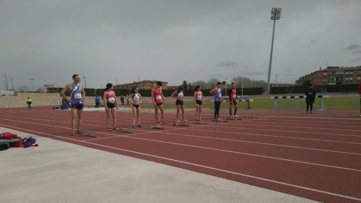 Atletas en la Pista de Atletismo de los Juegos Mediterráneos.