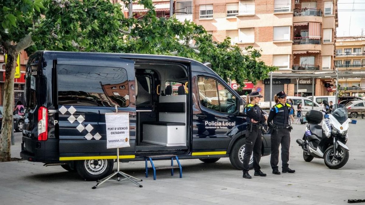 Imagen de archivo de dos agentes de la Policía Local de Tortosa en el punto de información ciudadana.