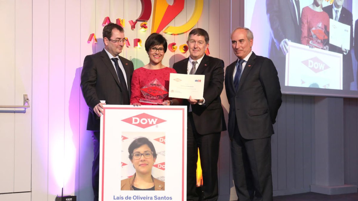 Laís de Oliveira Santos, amb Javier Constante, Jaume Seriol i el rector de la Universitat Rovira i Virgili, Josep Anton Ferré.