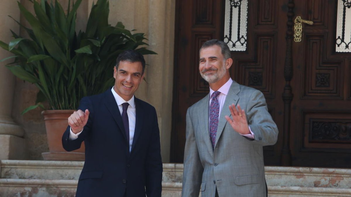 El presidente del gobierno español, Pedro Sánchez, con el rey Felipe VI, en el Palau de Marivent.