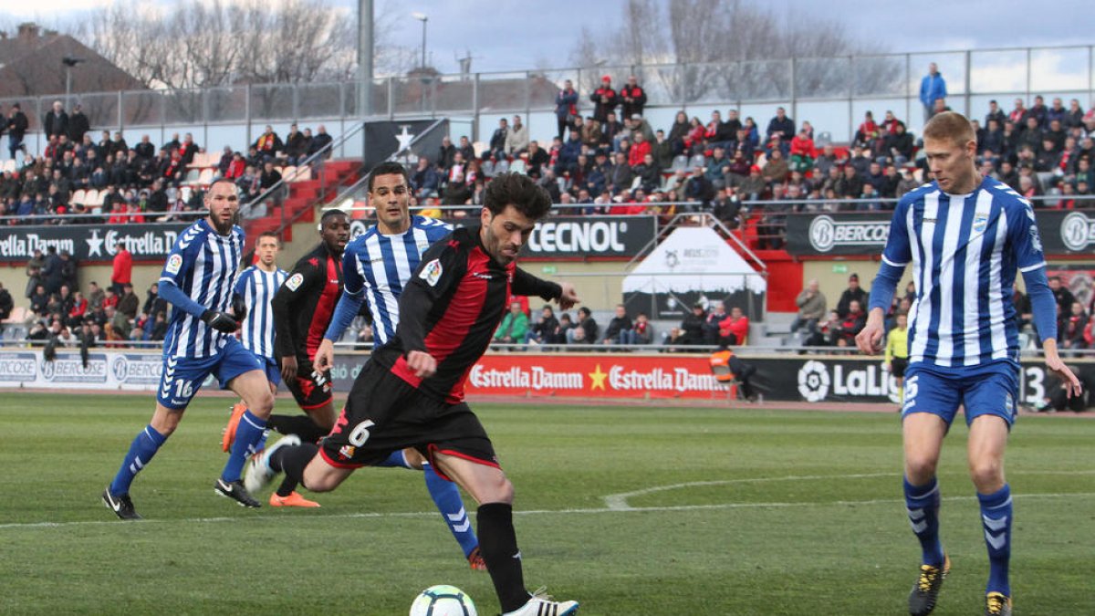 Vitor Silva prepara un chute en portería durante el CF Reus-Lorca que tuvo lugar el pasado mes de febrero en el Estadi Municipal.