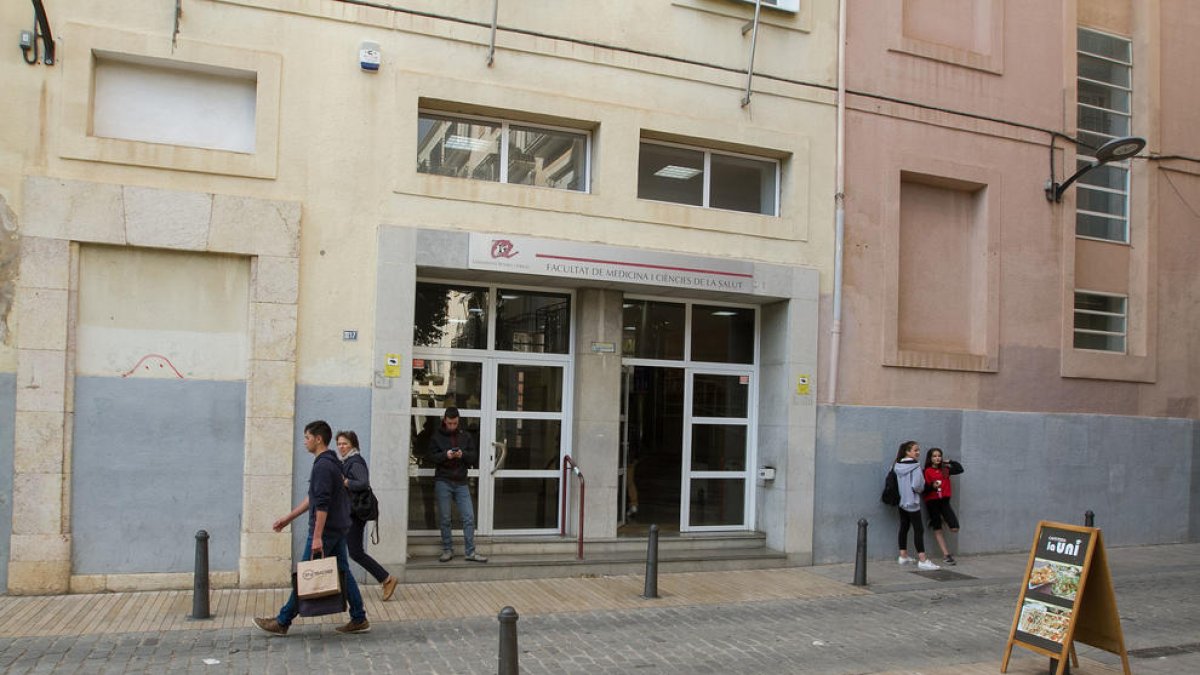 L'edifici que acull actualment Medicina, Fisioteràpia i Nutrició Humana està al carrer Sant Llorenç.