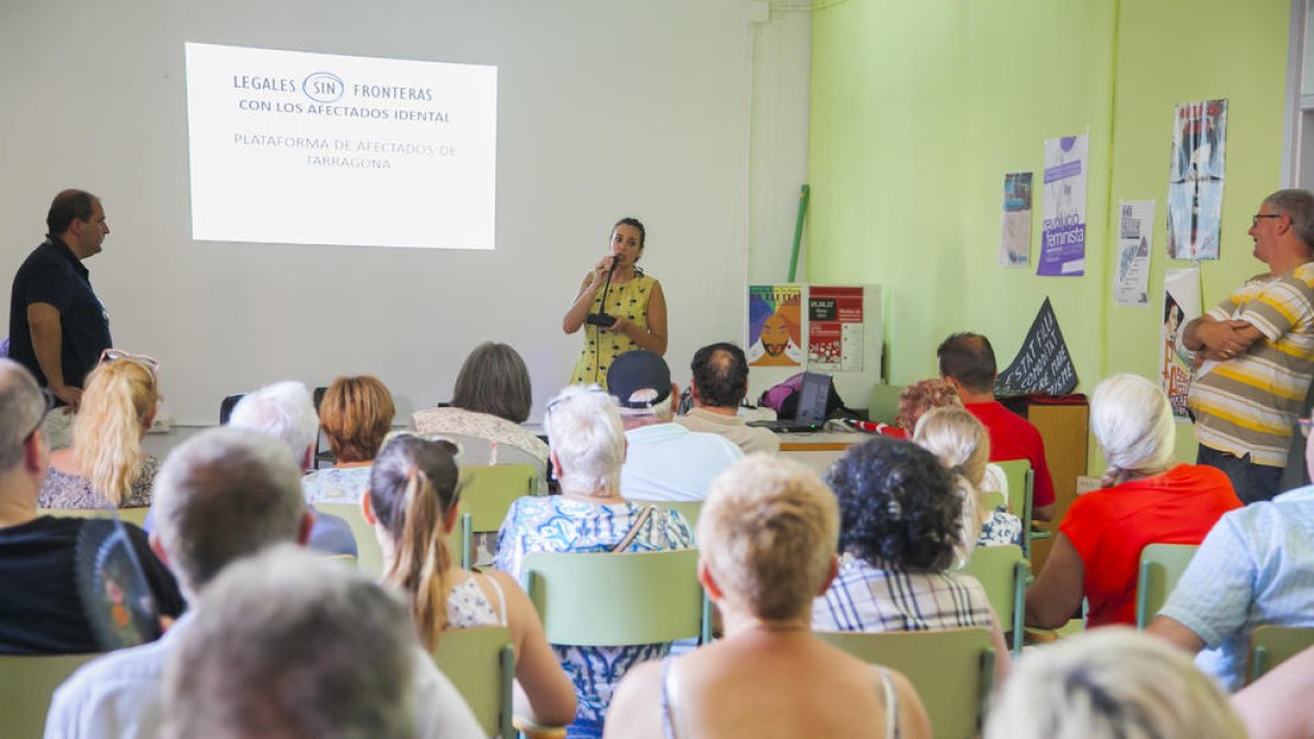 L'advocada Pérez Lacueva es dirigeix als afectats d'iDental que van assistir a la reunió.