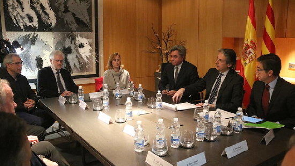 Plano general de la reunión del ministro de Fomento, Íñigo de la Serna, con los alcaldes del Pacto de Berà, el 20 de febrero de 2018.