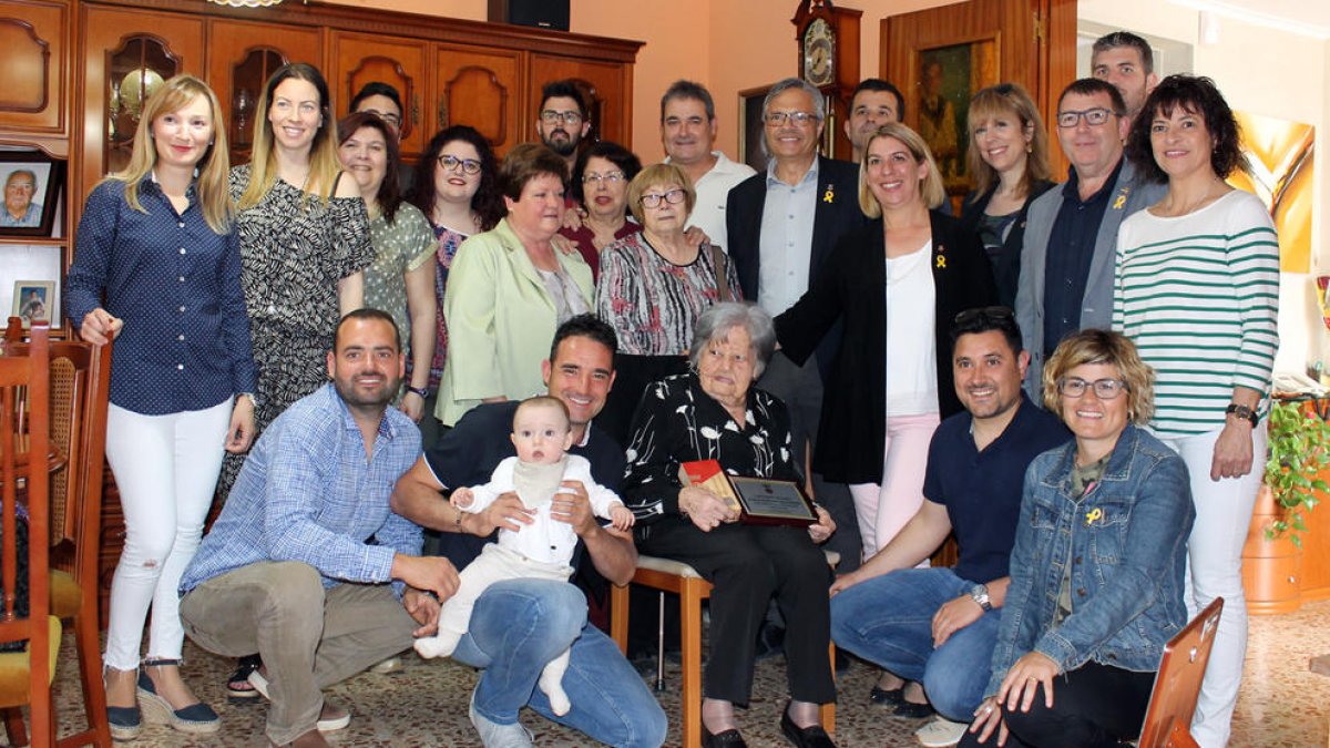 Imagen del acto de homenaje de la centenaria Asunción Lluch.