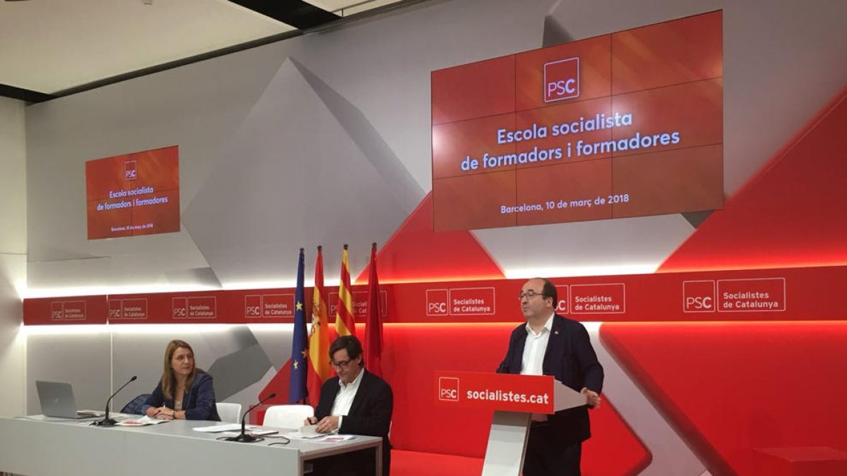 El primer secretari del PSC, Miquel Iceta, durant la seva intervenció en la inauguració de l'Escola Socialista de formadors al casal socialista Joan Reventós.