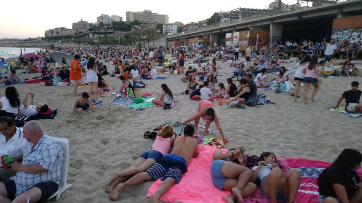 Centenares de personas han empezado llenar la playa del Miracle para ver el inicio del Concurs de Focs.