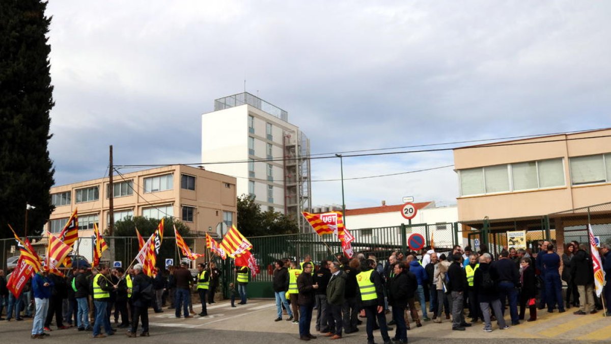 Un centenar de treballadors de Bic Iberia s'han concentrat a les portes de la fàbrica de Tarragona.