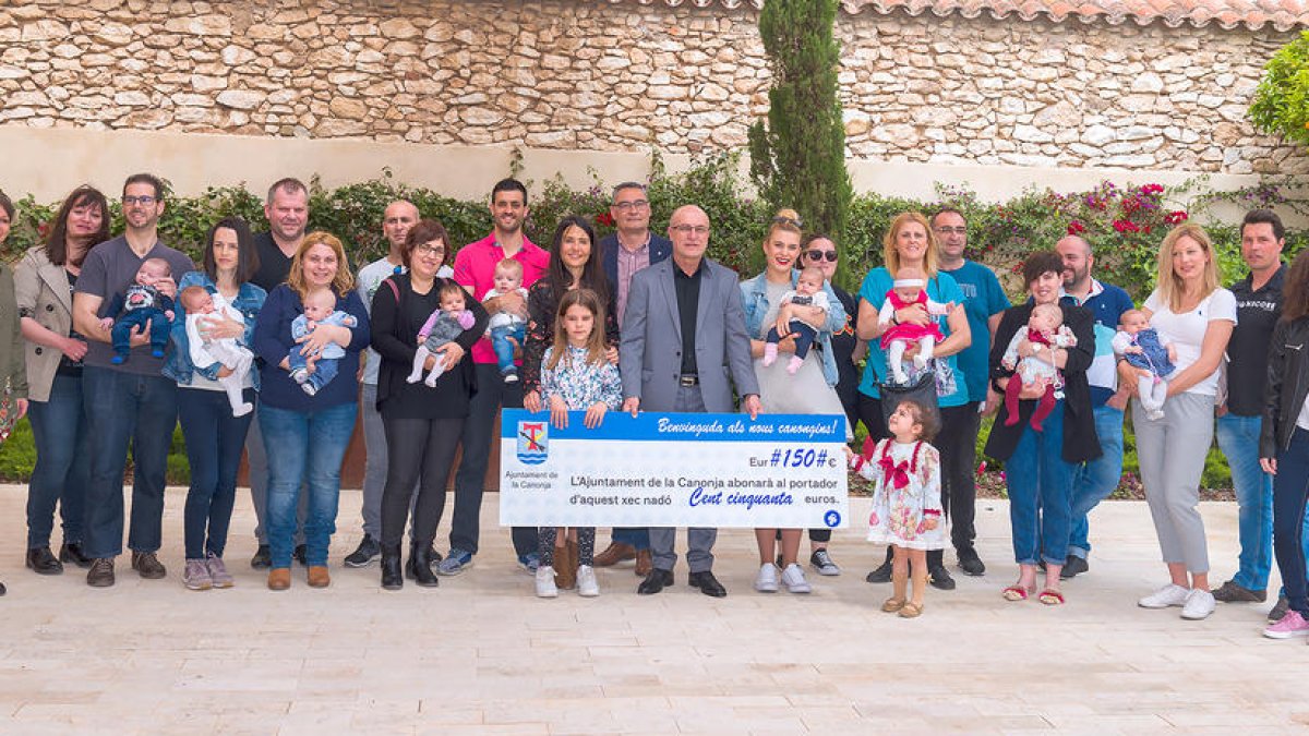 Imagen del alcalde y los concejales con las familias con nuevos canonginos.