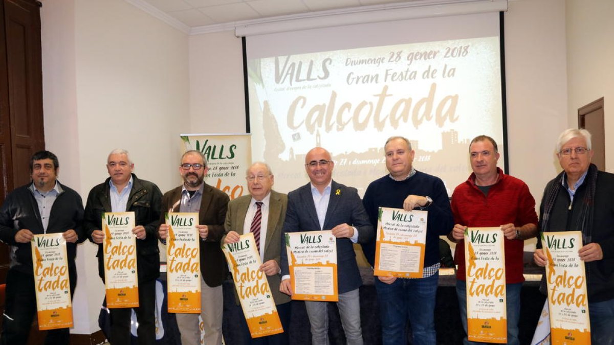 Foto de grup dels organitzadors de la 37a edició de la Gran Festa de la Calçotada de Valls, en roda de premsa a l'Ajuntament de Valls, amb el regidor de Comerç i Turisme, Òscar Peris, al centre. Imatge del 22 de gener del 2018