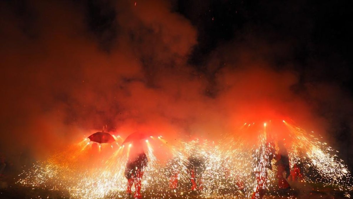 El Grup de Diables BAT han estat els primers en actuar.