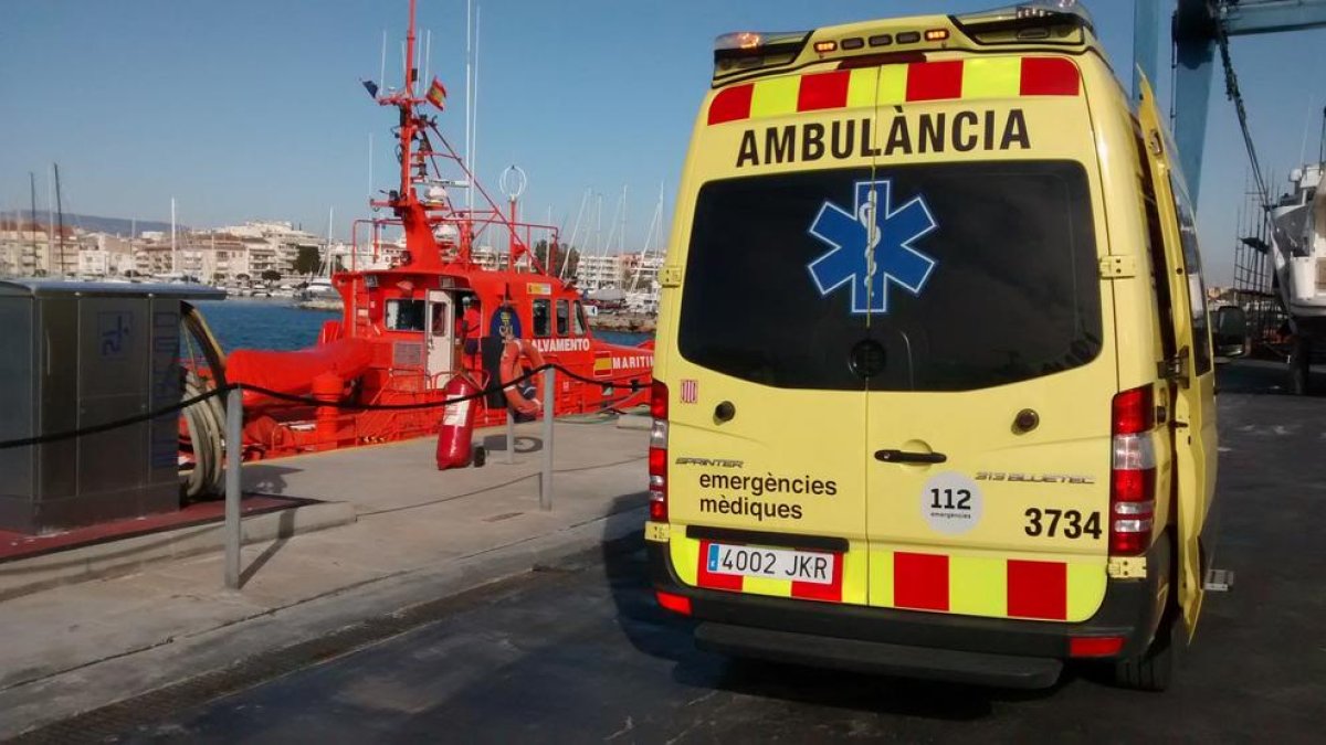 Imagen de archivo de una ambulancia del SEM en Cambrils.