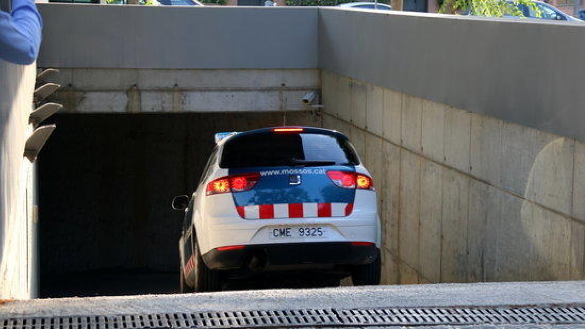 El vehicle dels Mossos d'Esquadra que trasllada el detingut pel crim de la menor de Vilanova entrant a l'edifici dels jutjats.