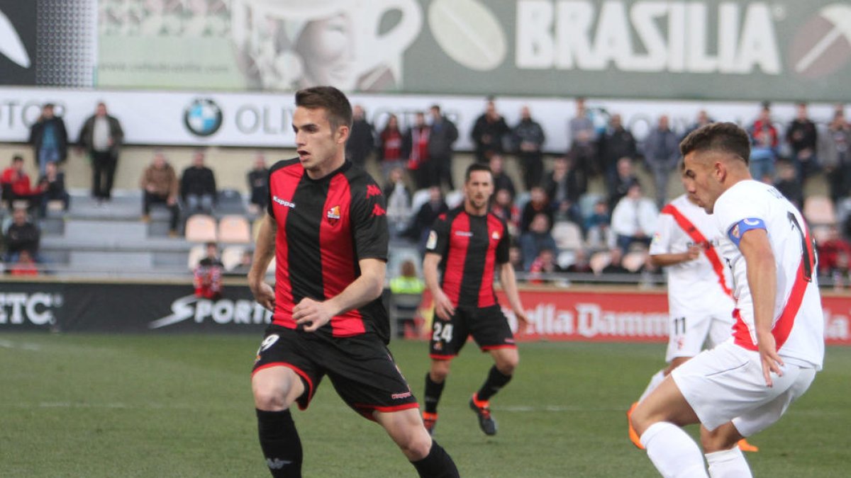 Carbonell, en una acció del duel davant el Sevilla Atlético, el curs passat, a l'Estadi.