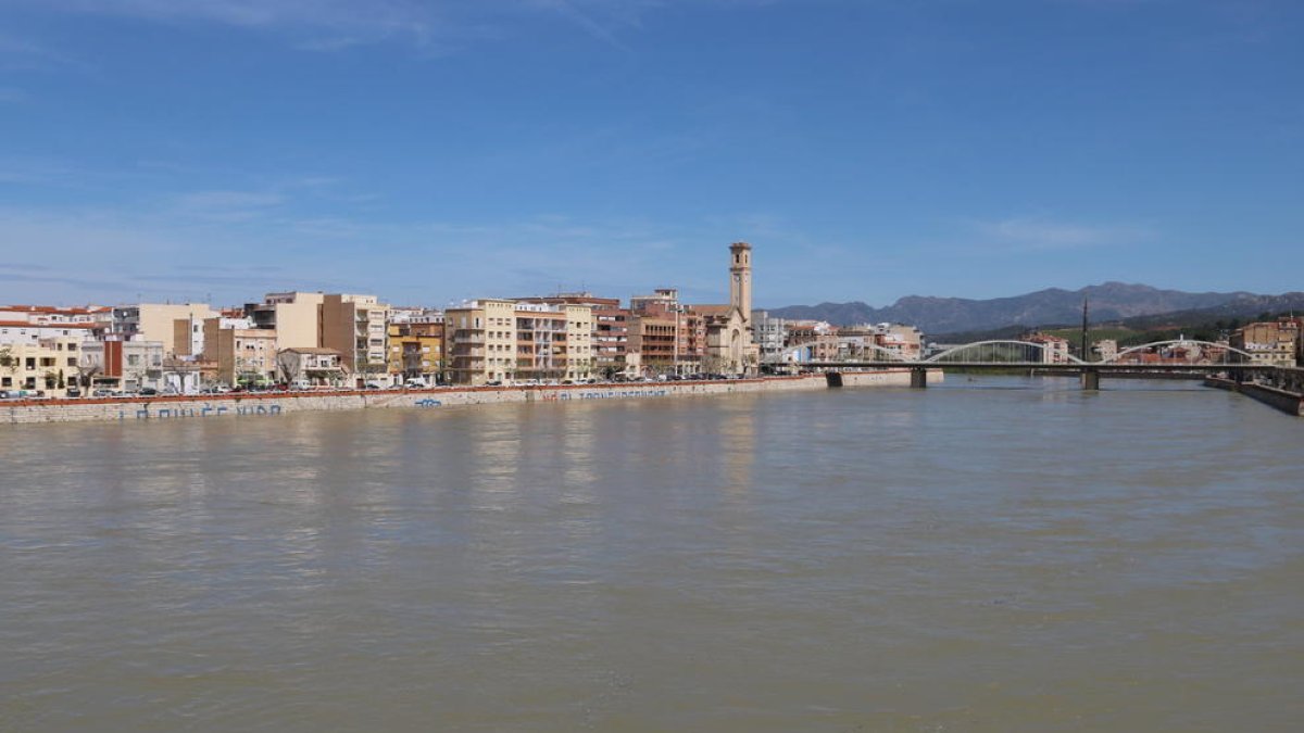 Pla del riu Ebre al seu pas per Tortosa vist des del Pont Roig.