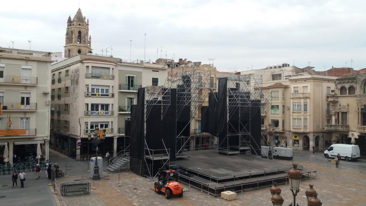 Imatge de la plaça del Mercadal amb l'estructura del Cabaret Trapezi.