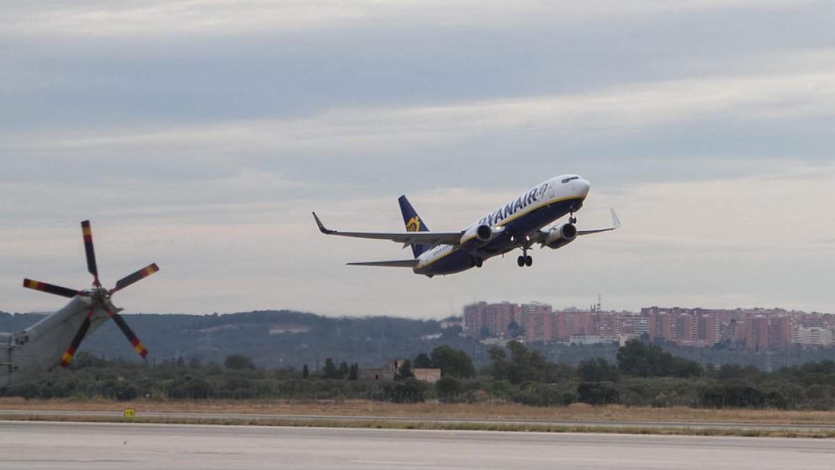 Un avión de Ryanair que se eleva del aeropuerto de Reus