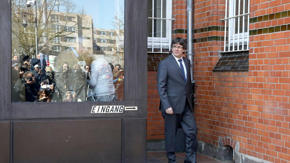 El president Puigdemont sortint de les dependències de la presó de Neumünster.