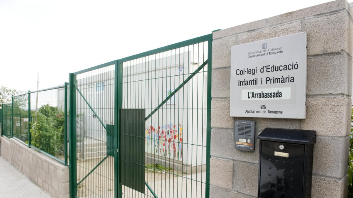 Entrada a l'escola de l'Arrabassada, en barracons des de fa més d'una dècada.