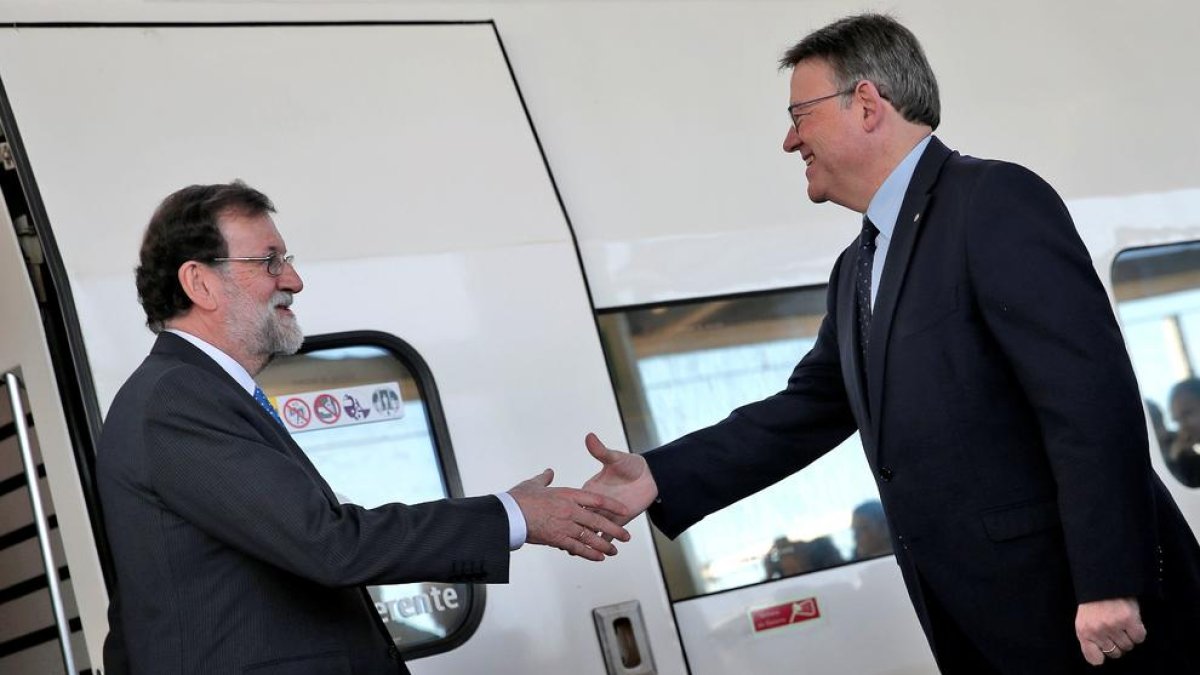 Imatge de Ximo Puig donant la mà a Mariano Rajoy a la inauguració de l'AVE Madrid-Castelló.