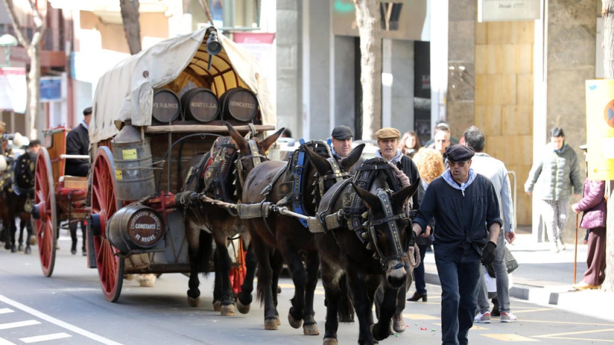 Uns carruatges, ascendint per Ramón y Cajal en direcció a la Rambla Nova.