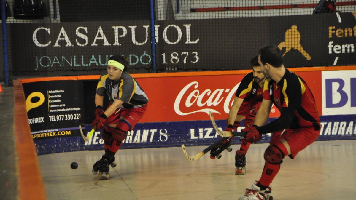 Els jugadors de l'equip masculí, femení i veterà s'han barrejat en tres conjunts