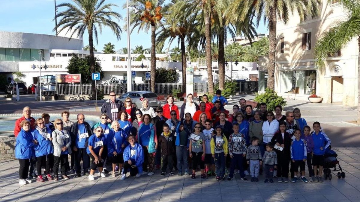 Fotografía de familia de los participantes en una de las actividades organizadas por el CAR Salou.