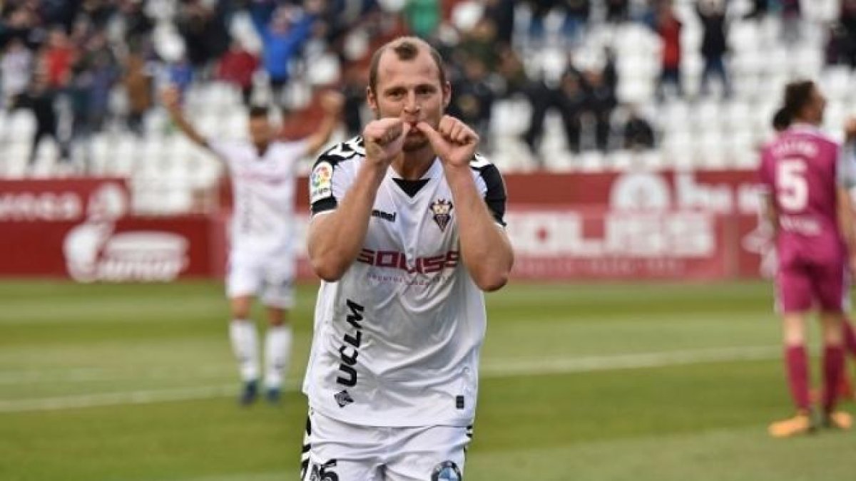 Zozulya, celebrando un gol.