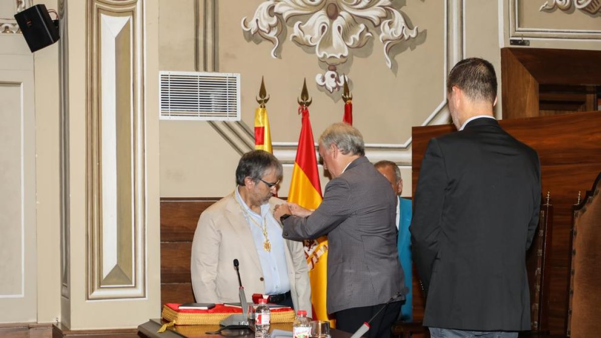 Niño en el mmet de recibir la credencial como diputado por parte del Presidente d ela Diputación, Josep Poblet.