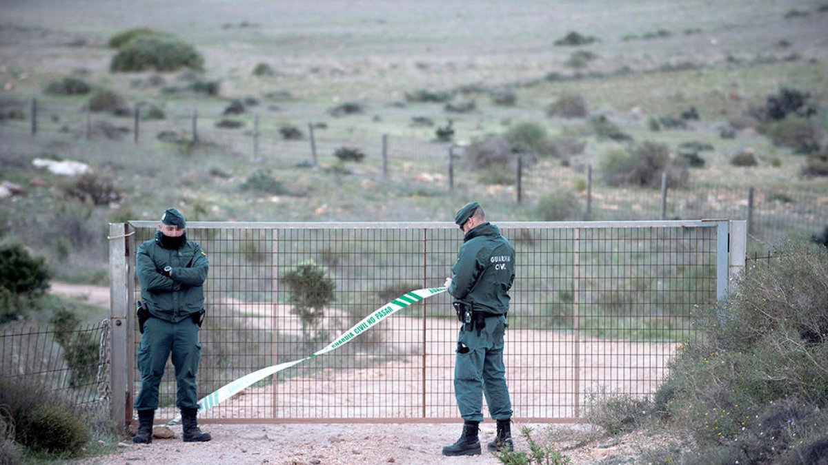 Agents de la Guàrdia Civil vigilant l'accés a la finca on suposadament hi ha el pou on estava el cos de Gabriel.