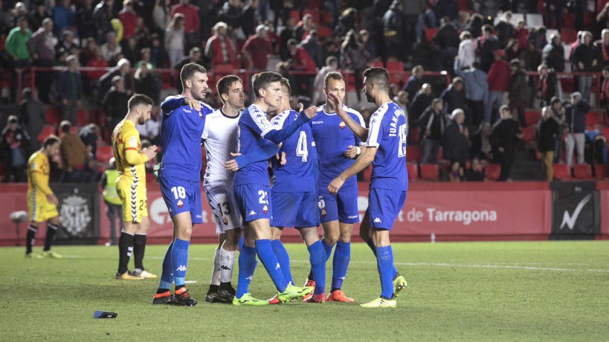 Los jugadores del CF Reus celebran la victoria conseguida en el derbi disputado en el Nou Estadi.