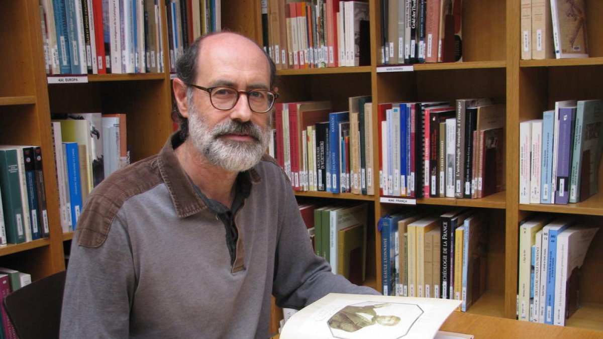 L'arqueòleg Jordi López, amb el facsímil del manuscrit que va fer Hernández Sanahuja, qui va excavar a la Pedrera del Port.