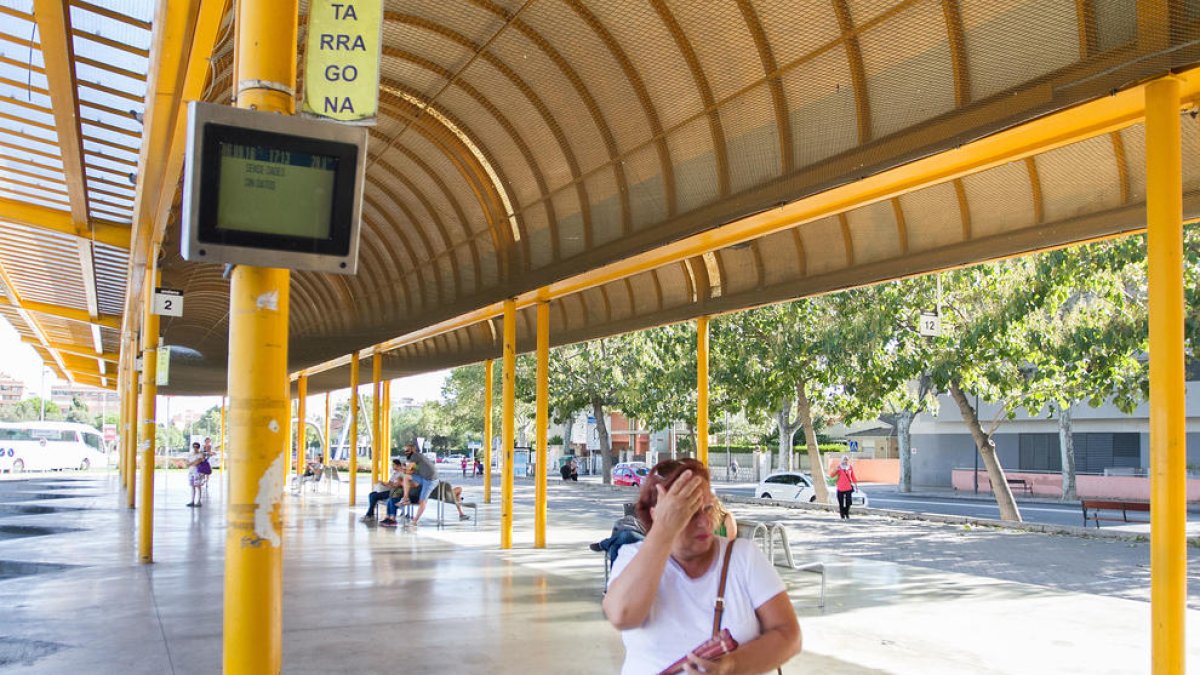 Andanes de l'estació d'autobús de Reus, on les obres es perllongaran durant sis mesos.