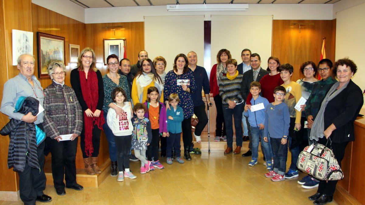 Fotografía de familia de los ganadores de la campaña 'Un Navdal de Regal'.