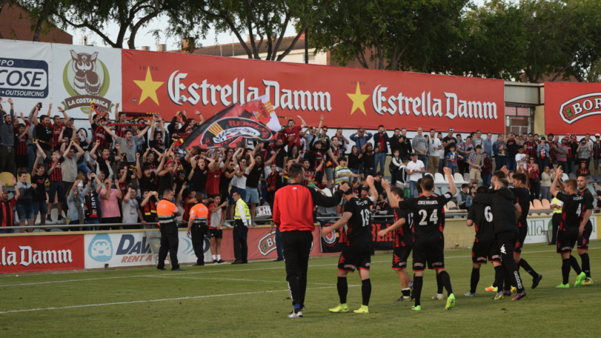 En la anterior campaña, los roig-i-negres celebraron la permanencia virtual en el Estadi.