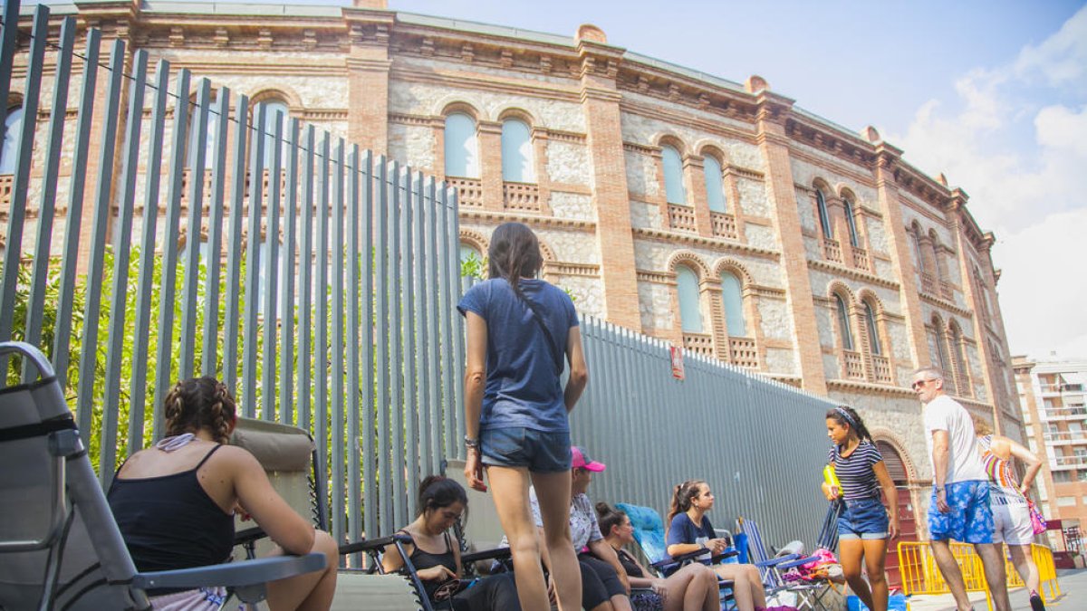 Avui al matí hi havia una desena de noies esperant, que esperaven a fer el relleu amb amigues.