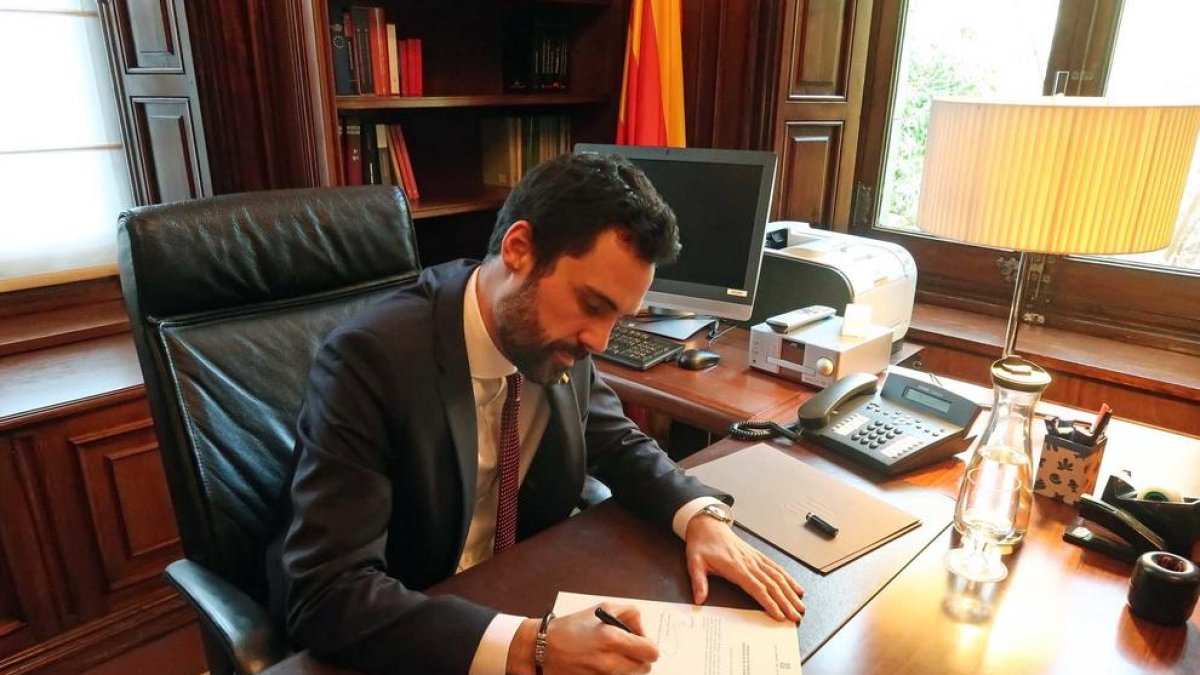 El president del Parlament, Roger Torrent, firmant la proposta de Carles Puigdemont com a candidat.